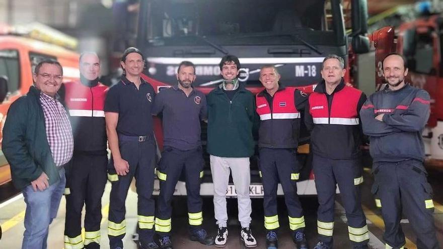Julián y su padre junto a varios bomberos de La Laguna