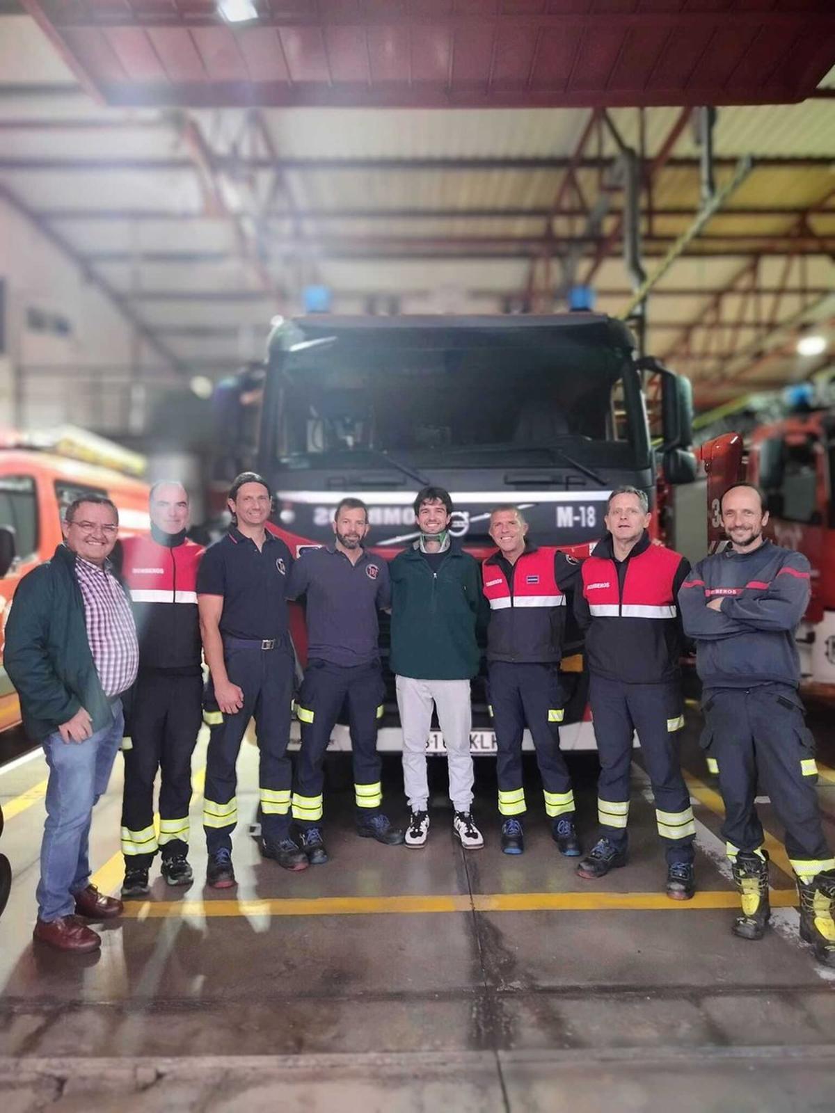 Julián y su padre junto a varios bomberos de La Laguna