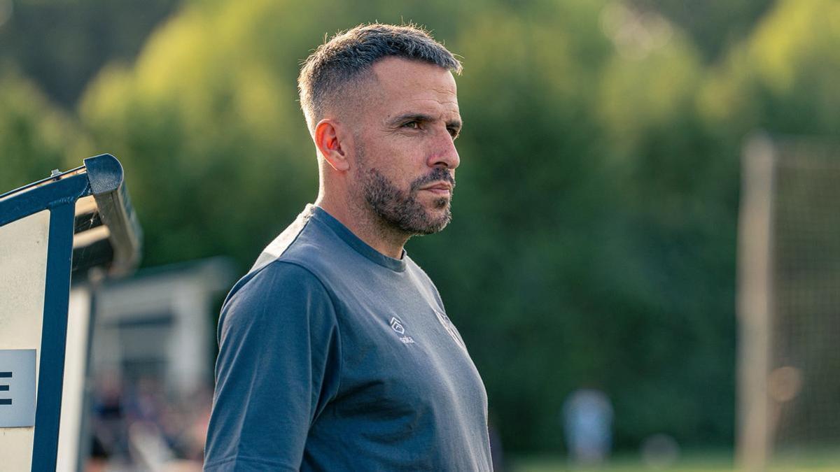 Raúl Jardiel, entrenador de la SD Huesca, en un amistoso.