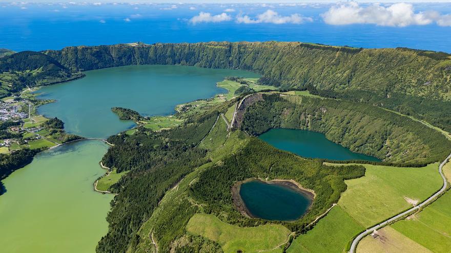 Vista aérea de la laguna de Sete Cidades en la isla de São Miguel (Azores).