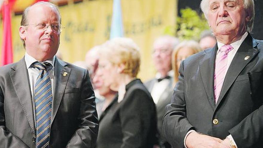 Favila y Tomás Casado, en el momento de ser distinguidos ayer con la insignia de oro de la Coral Avilesina.