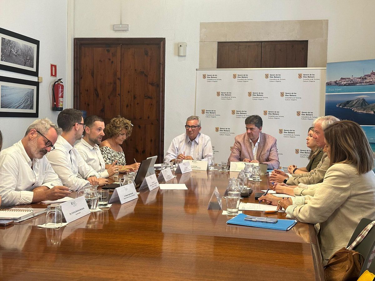 Los consellers insulares con Pep Aloy y Jaume Bauzà en la primera reunión, en Palma, de la nuevaa Comisión Interinsular de Coordinación de la Ordenación Turística.