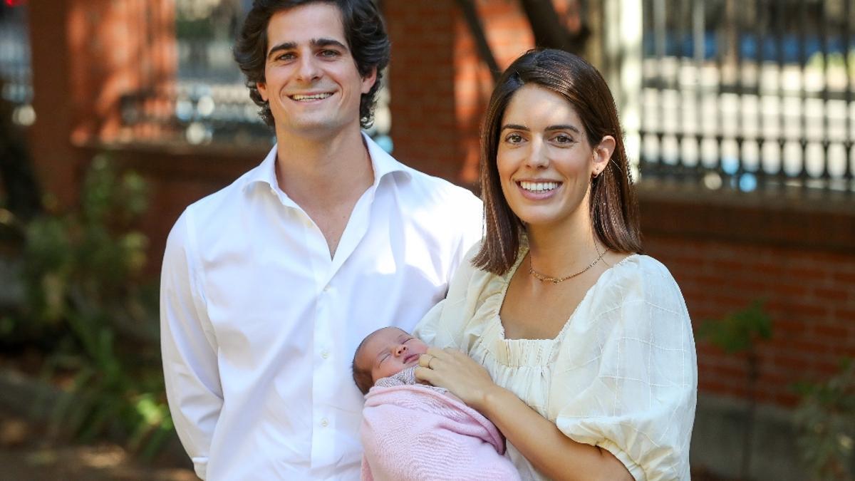 Sofia Palazuelo y Fernando Fitz James presentan a su hija Rosario