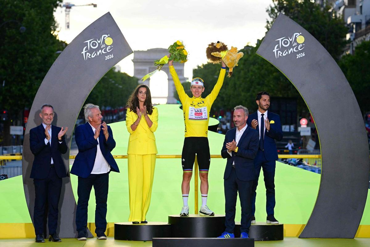 UAE Team Emirates - XRG's Slovenian rider Tadej Pogacar celebrates on the podium with the overall leader's yellow jersey after the 21st stage of the 113th edition of the Tour de France cycling race, 88,7 km starting and finishing in Paris, on July 26, 2026. (Photo by Bernard PAPON / POOL / AFP)