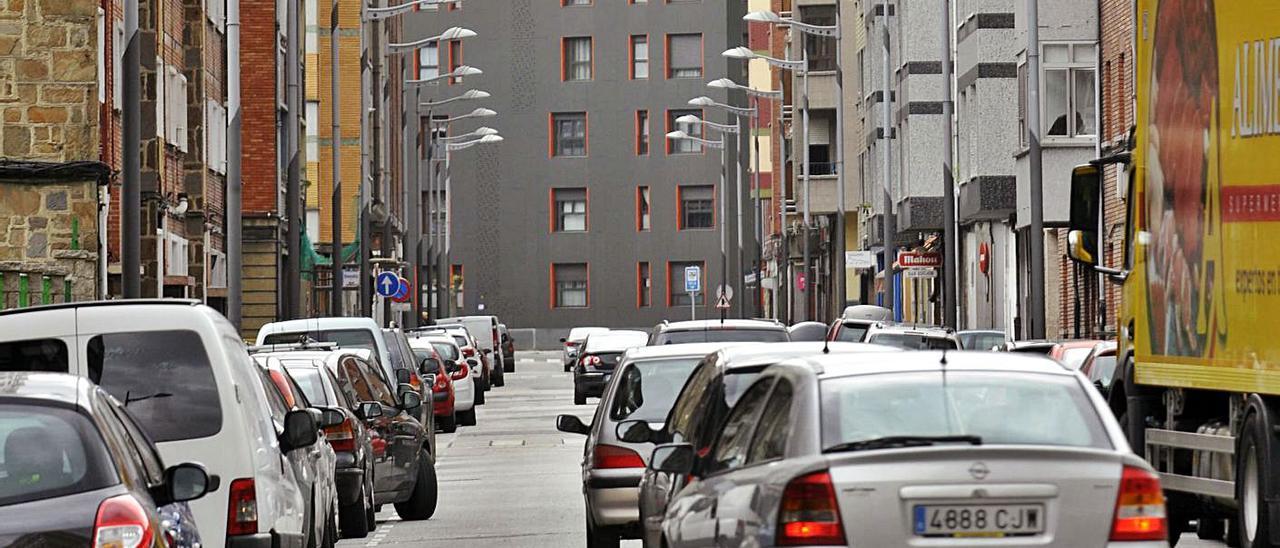 Vehículos circulando por la calle Gijón de Mieres, que será remodelada.