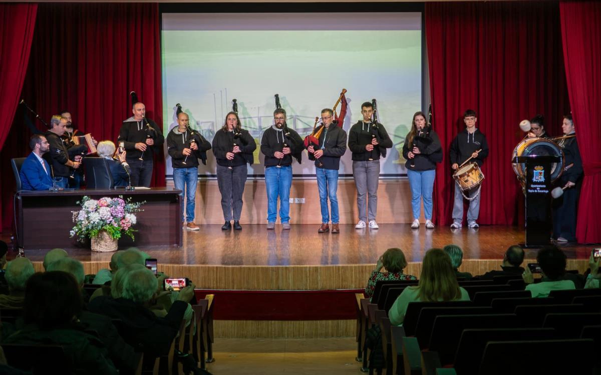 Actuación de la banda Marino Tapiego y Xuaco Amieva en el salón de actos.