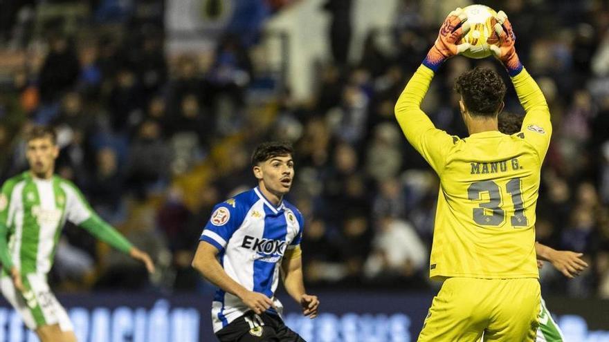 Manu González se queda con el balón delante de Nico Espinosa.