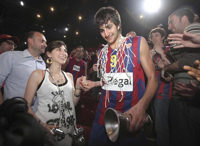 El base del Barcelona, Ricky Rubio (c), celebra con aficionados blaugranas la victoria en la Final Four de la Euroliga de baloncesto, al vencer al Olympiacos por 86 - 68, en el encuentro celebrado en el Palacio Omnisport de Bercy, Paris.