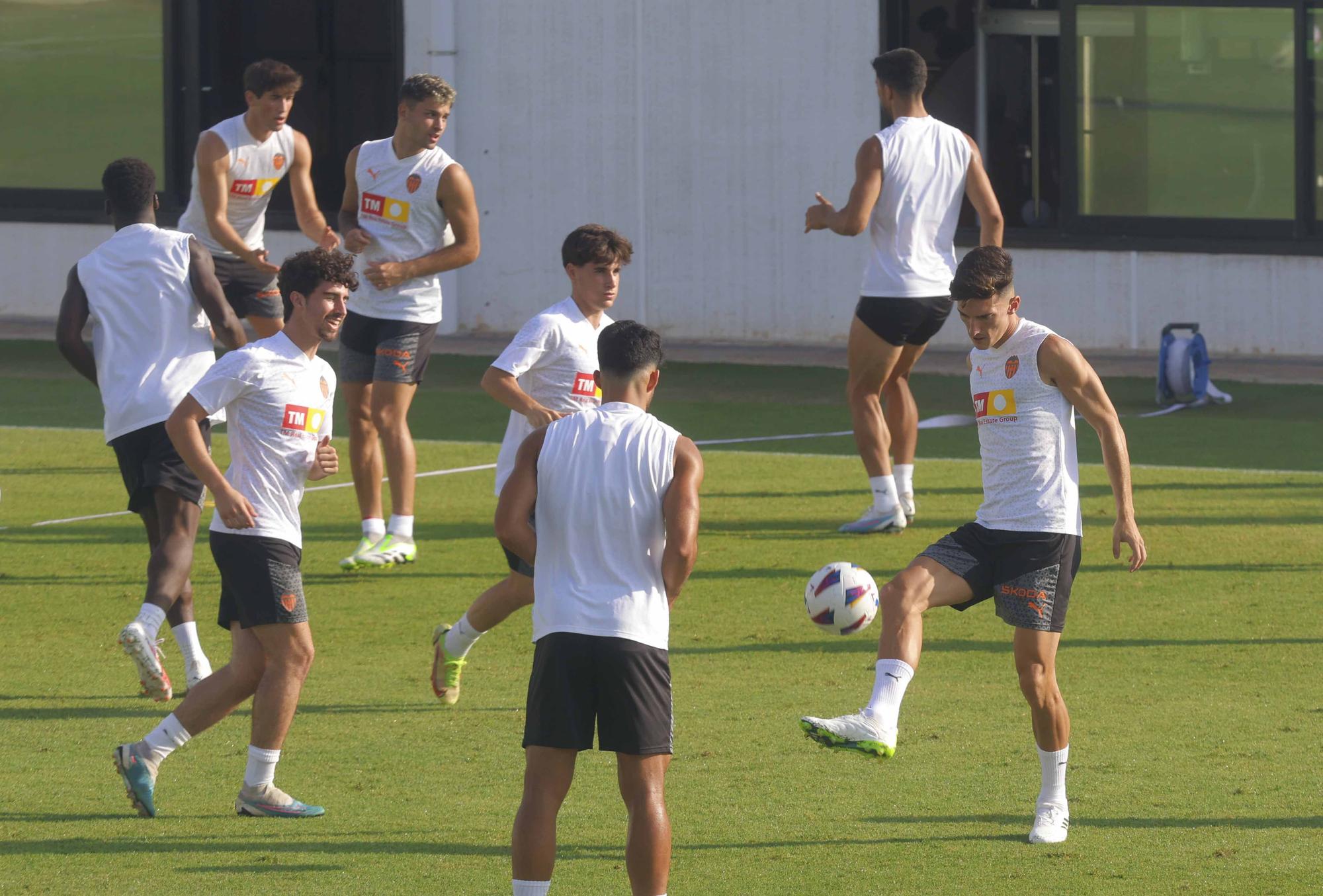 Primer entrenamiento del Valencia abierto a medios de comunicación