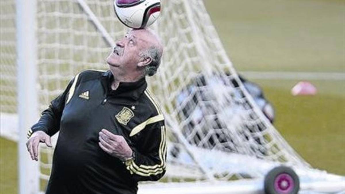 Del Bosque, en el entrenamiento de ayer de la selección española en el Sánchez Pizjuán.