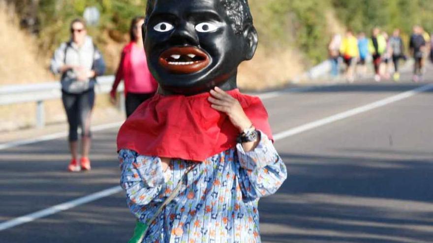 Caminar vestido de cabezudo, esfuerzo doble.