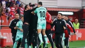 Los jugadores del Granada celebran el gol de Puertas