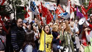 Concentración de funcionarios de Justicia convocada este martes ante la sede del PSOE en Madrid por los sindicatos en el marco de la huelga indefinida que mantienen para reivindicar mejoras retributivas. 
