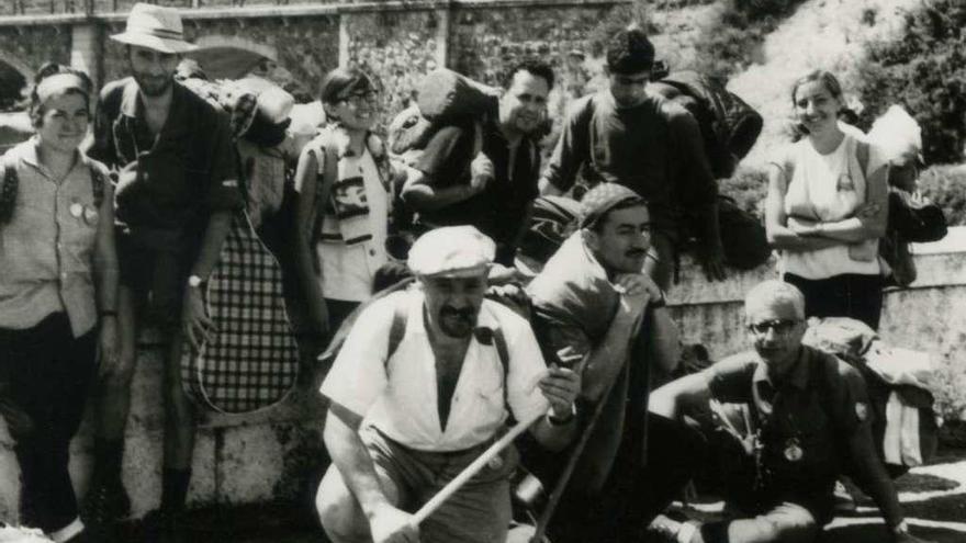 Pedro Ladoire, sentado en el suelo, a la derecha, junto a otros miembros de la AMZ.