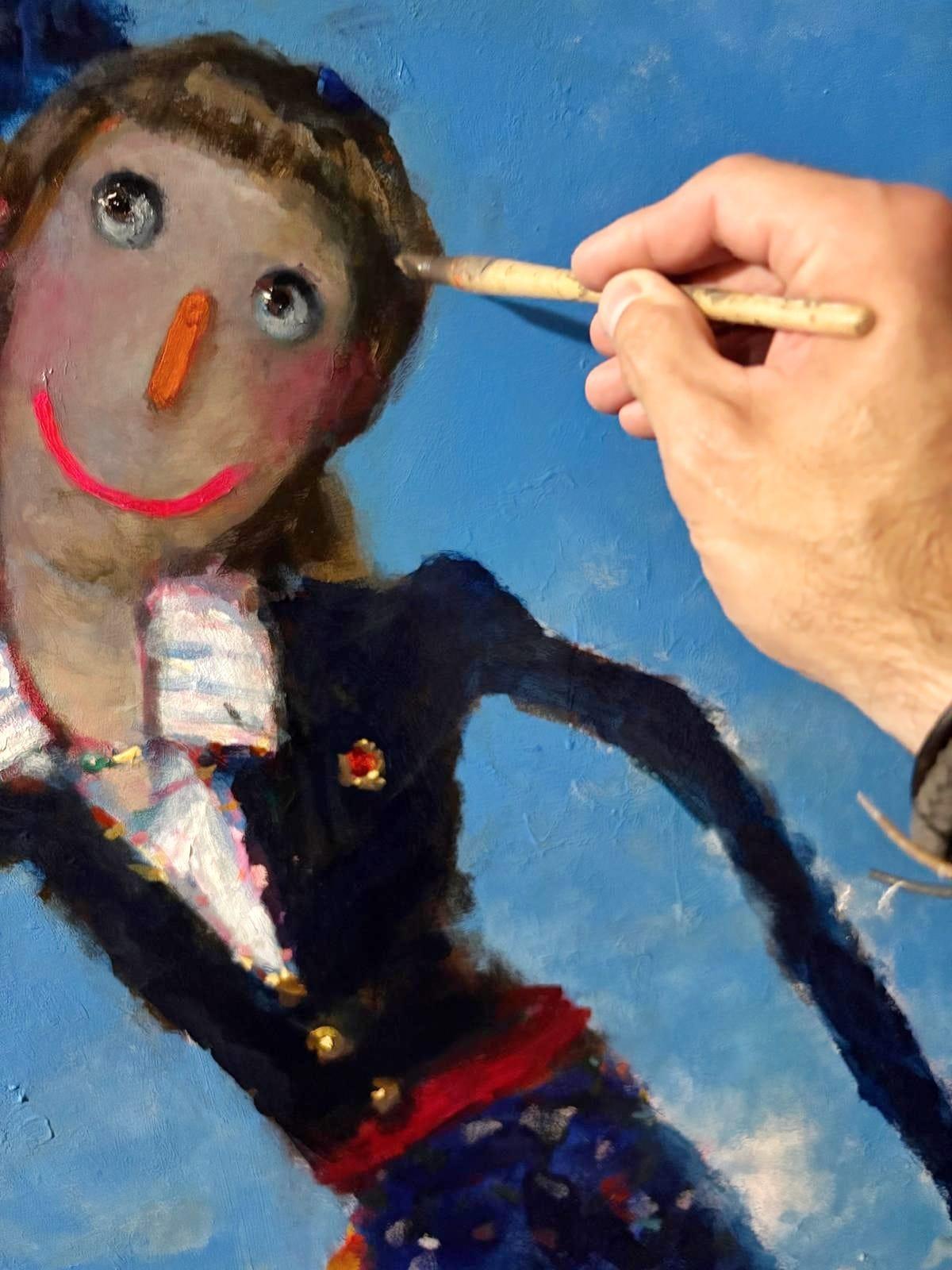 Un detalle de Iván Quesada pintando uno de sus cuadros.