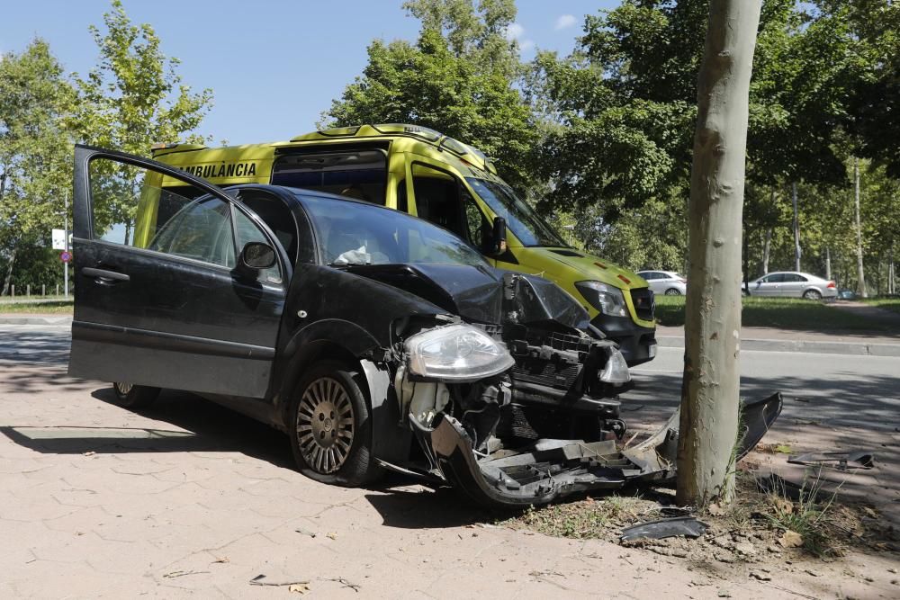 Un cotxe xoca contra un arbre a Girona