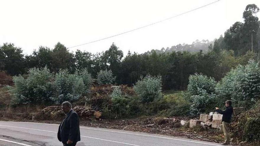 Visita del igniero y el jefe de Infraestructuras a Cangas. // G.N.