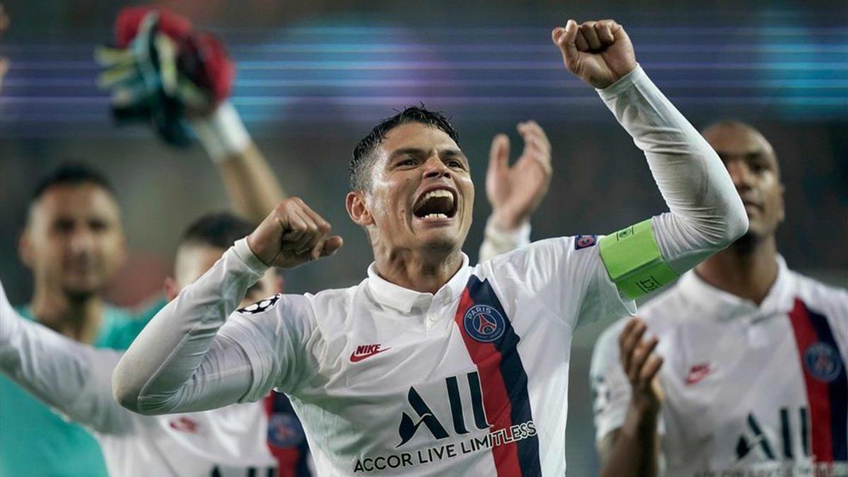 Thiago Silva quiere seguir pero el club no lo ve claro