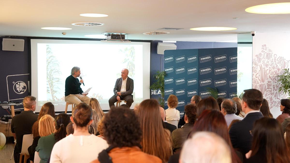 Uno de los momentos de la presentación del libro, conducida por Daniel Landa.