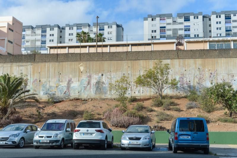 Mural de Genovés en un colegio en mal estado