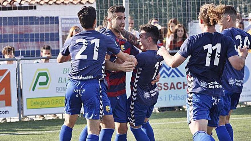 Els futbolistes del Llagostera celebren un dels gols.