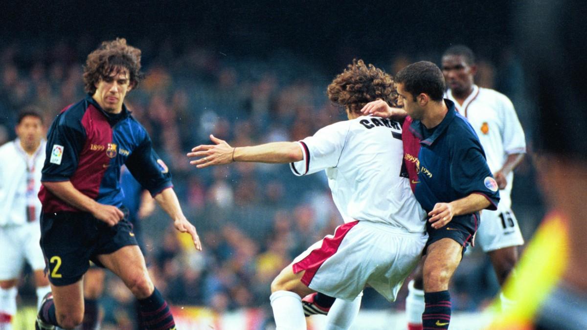 Lluís Carreras, con el Mallorca, lucha con Simao y Puyol