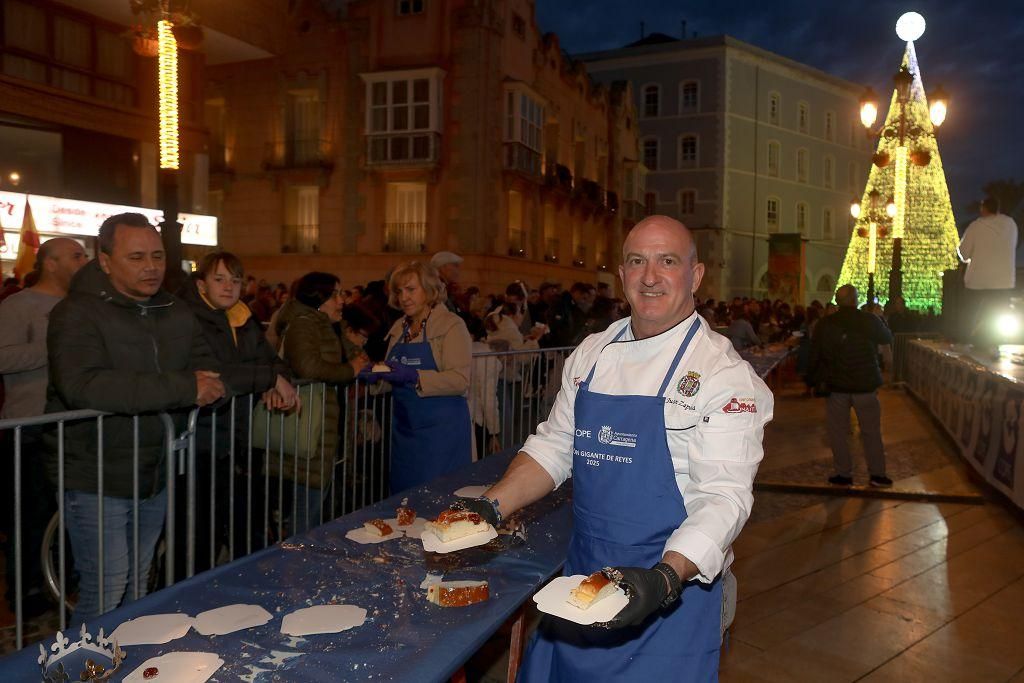 Todas las imágenes del roscón de Reyes gigante de Cartagena 2025