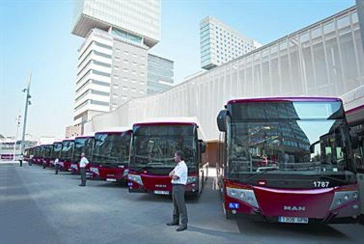 Alguns dels autobusos de gas natural comprimit que es van presentar ahir a la plaça de Willy Brandt. Alguns dels autobusos de gas natural comprimit que es van presentar ahir a la plaça de Willy Brandt.