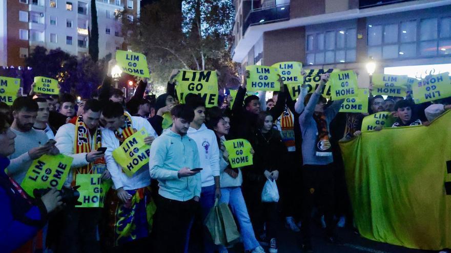 Así ha sido la protesta contra Peter Lim antes del enfrentamiento contra el FC Barcelona