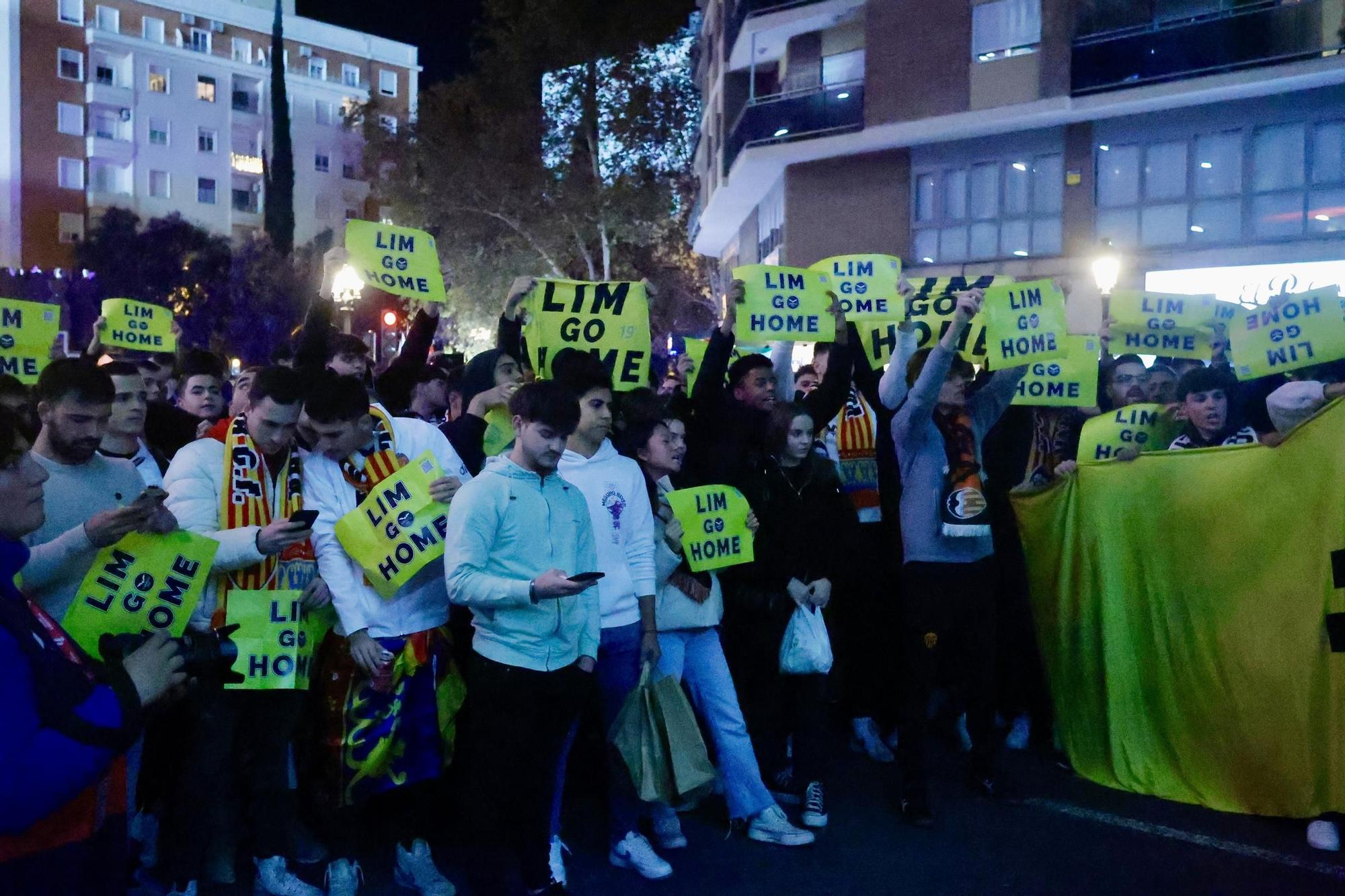 Así ha sido la protesta contra Peter Lim antes del enfrentamiento contra el FC Barcelona