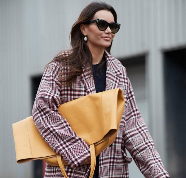Los bolsos se llevan (muy) grandes home móvil