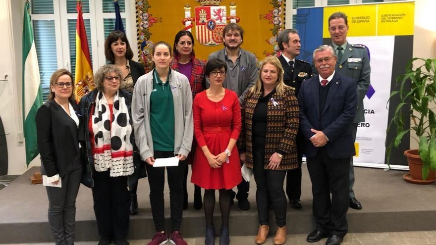 María Gámez, acompañada de las distintas personalidades que acudieron ayer al acto celebrado en la Subdelegación con motivo del 25-N.