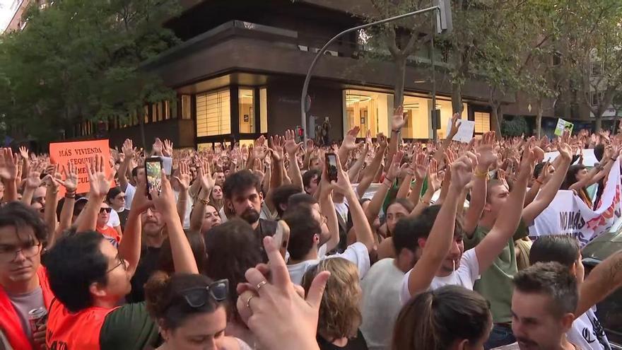 Miles de personas se concentran frente al ático de Chamberí al grito de "fuera fondos buitre"