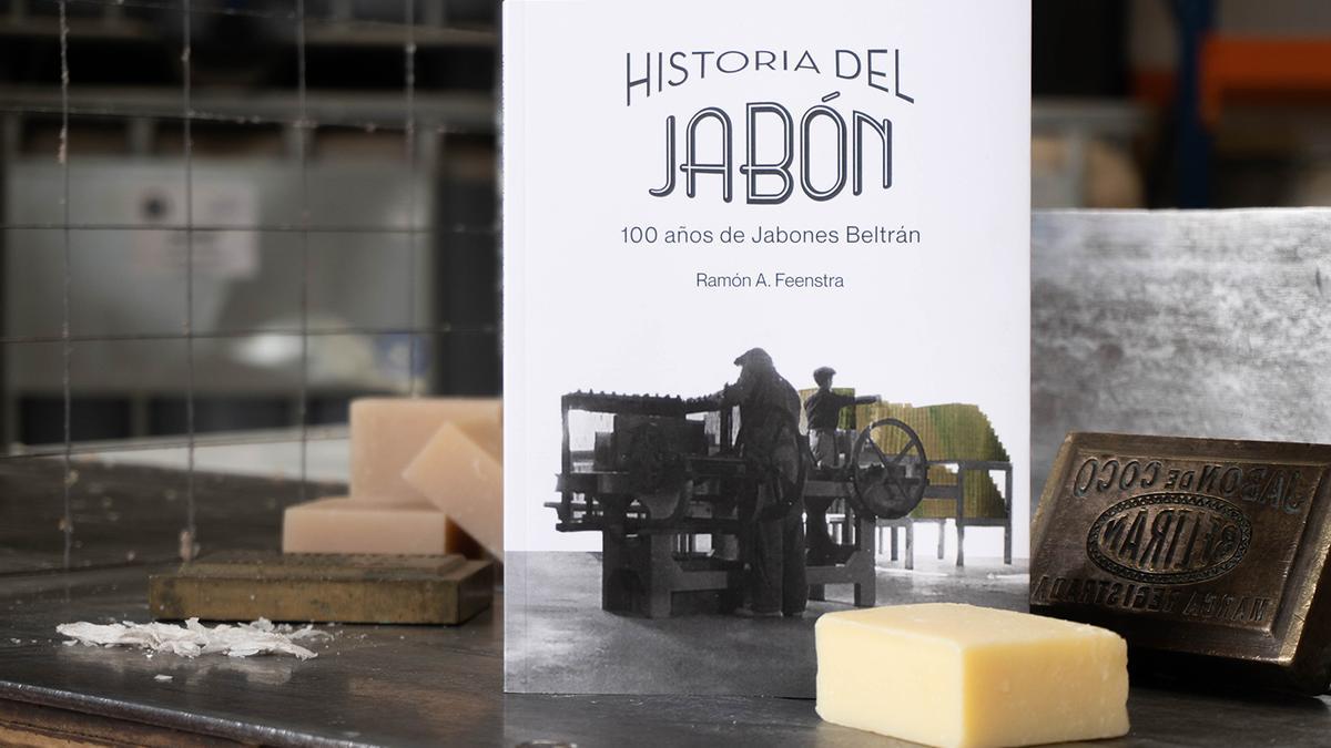 El libro de Ramón Feenstra, ‘Historia del jabón. 100 años de Jabones Beltrán’, recorre la historia de la empresa con testimonios, así como artículos y publicidades del ‘Periódico Mediterráneo’.