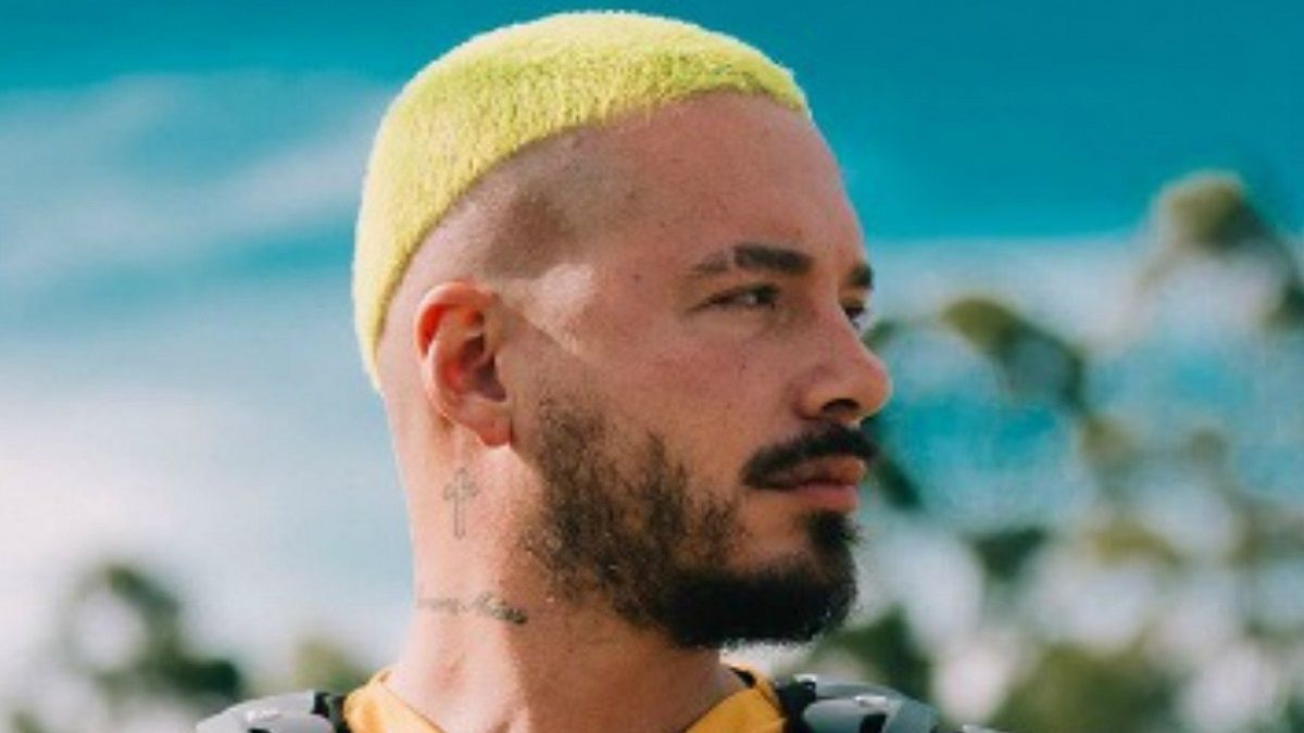 J Balvin visita su barrio de la infancia a bordo de su Ferrari