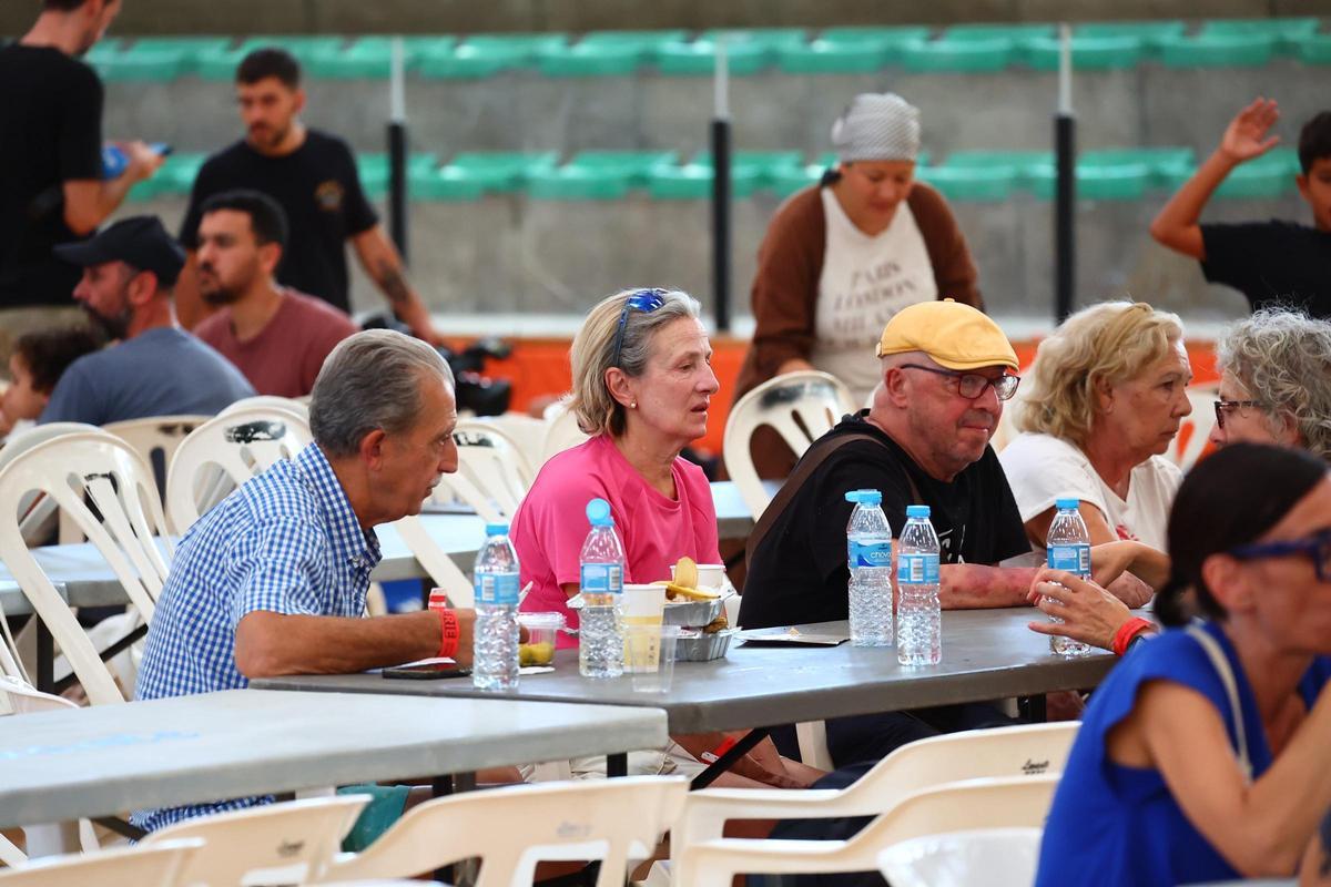 Vecinos realojados en el polideportivo de la Vall d'Uixó.