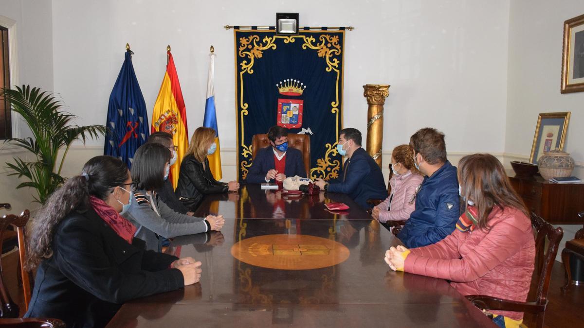 Reunión con la Asociación de Pueblos Más Bonitos de España en el Salón de Plenos del Ayuntamiento de Santiago del Teide.