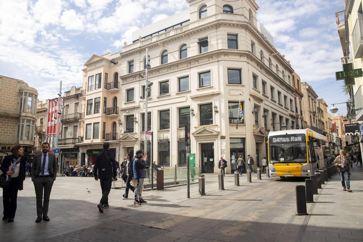 La calle Francesc Layret de Badalona, a su paso por la plaza de la Vila