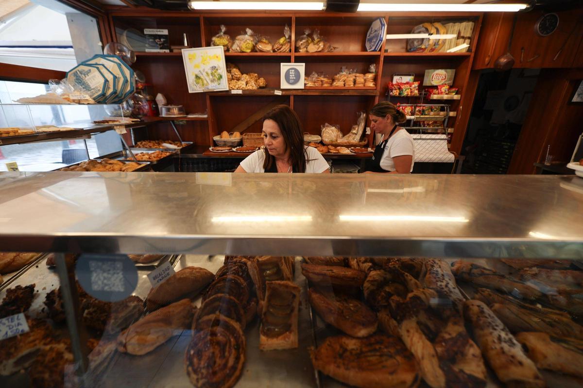 Trabajadoras de la pastelería Bonanza detrás del mostrador.