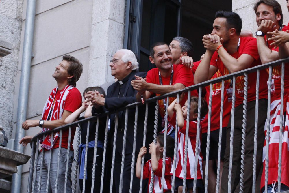 Parlaments dels jugadors del Girona al balcó de l'ajuntament