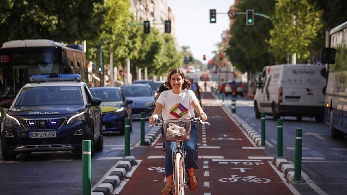 El desarrollo de la infraestructura ciclista en Elx se basa en la creación de 11 kilómetros de carril bici junto a la ampliación del servicio de BiciElx.