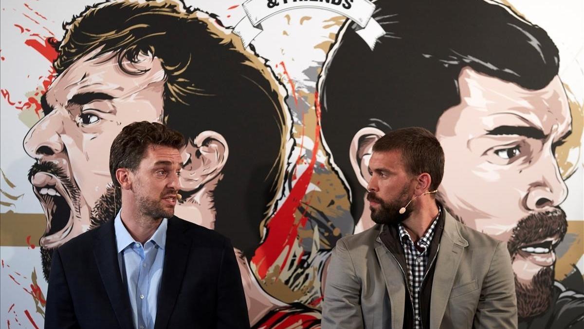 Pau y Marc Gasol, en la presentación del encuentro que dirimirá su rivalidad en Fontajau