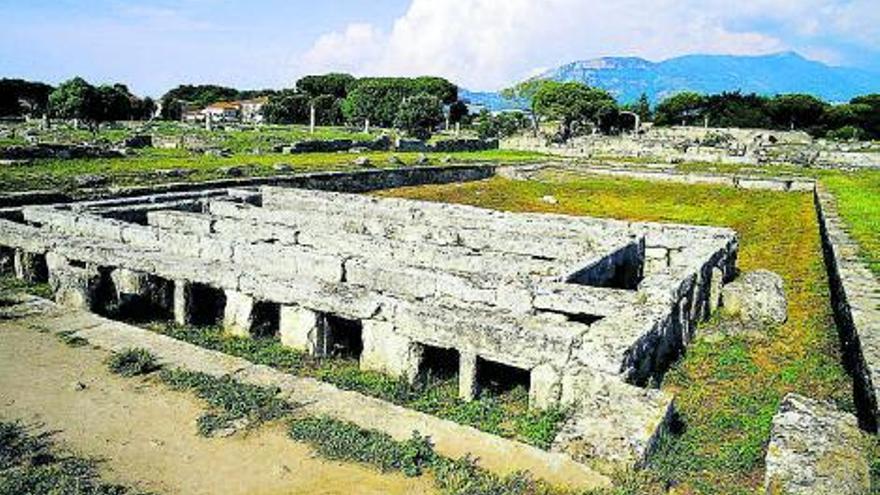 Gimnàs amb piscina a les ruïnes de la ciutat grecoromana de Paestum, a la Campània | FALK2