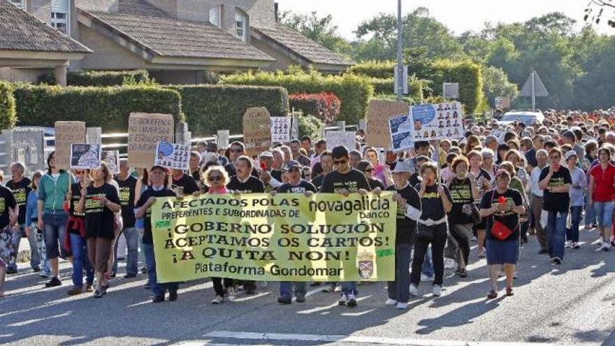 Un momento de la marcha que conmemoró ayer en Gondomar los seis meses de encierro.  // Marta G. Brea