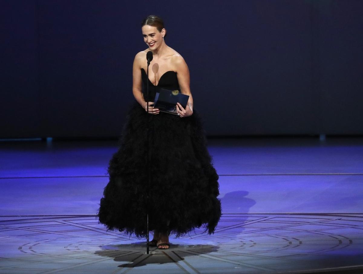 Sarah Paulson, con un Oscar de la Renta negro y pendientes de diamantes de Tiffany.