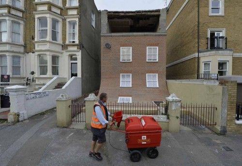 Lo que se ve en una creación artística callejera de origen desconocido, y en la que se ve una pintura que simula una casa que se 'cae'. La obra puede verse en una calle de la localidad de Margate, en el sur de Inglaterra.