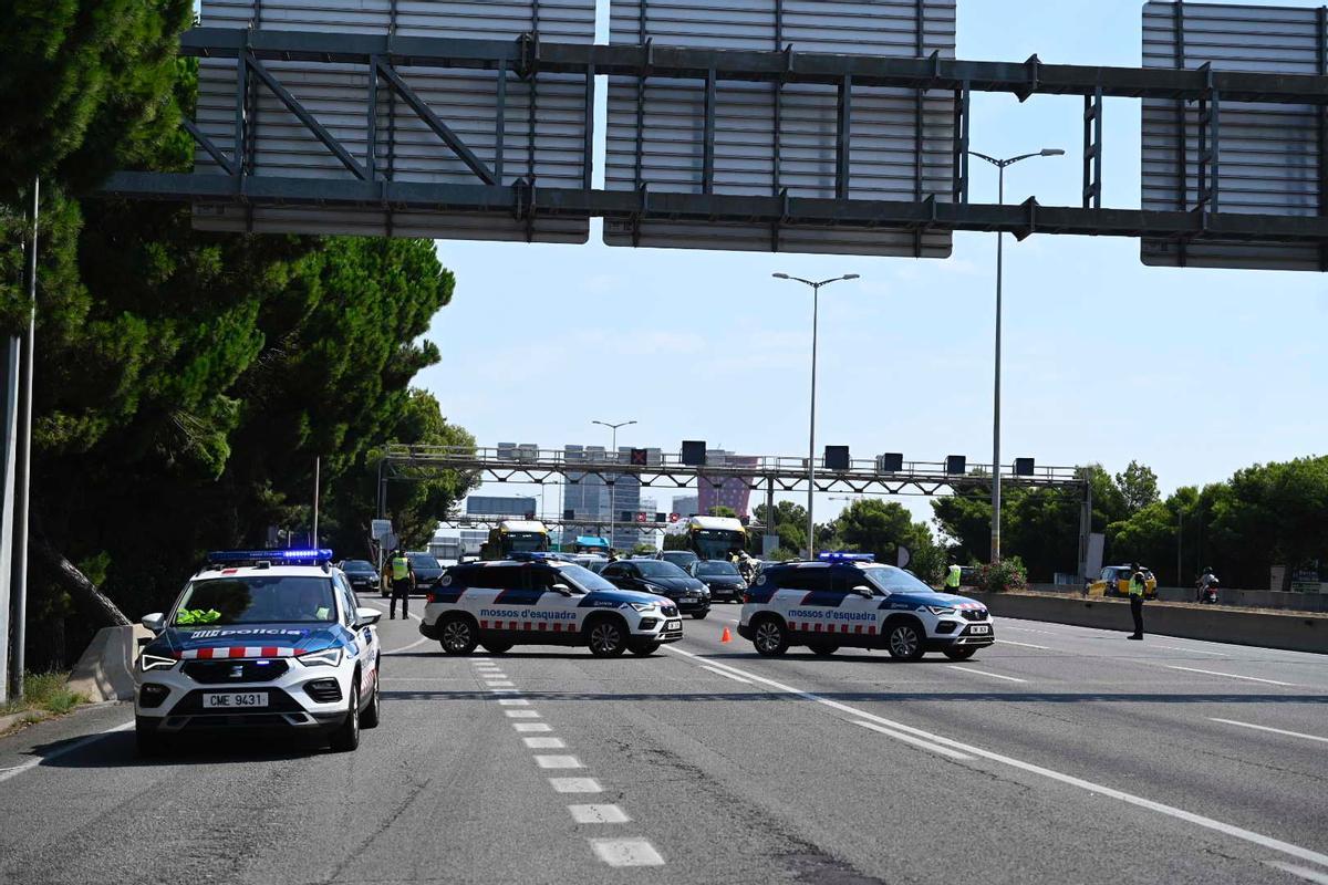 Despliegan la operación Jaula en los accesos de Barcelona para dar con Puigdemont