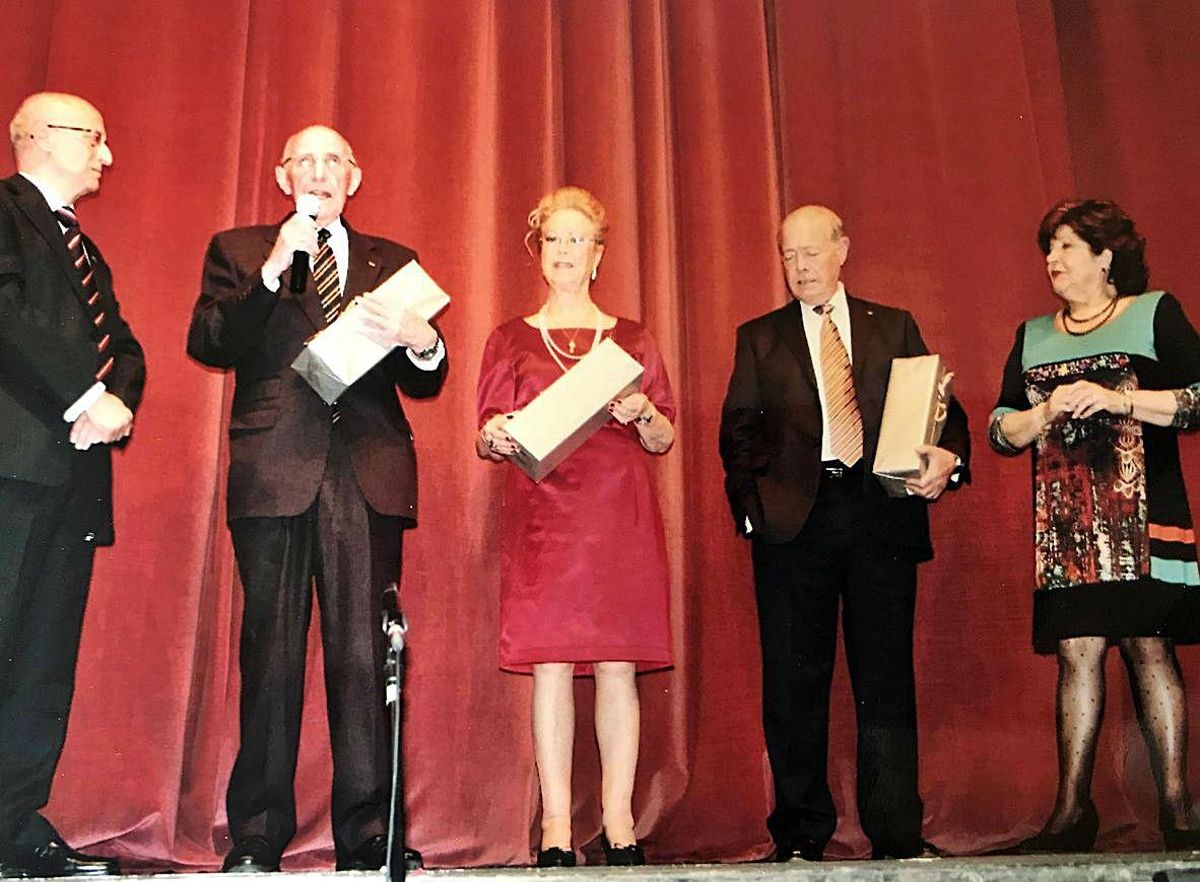 Entrega de biznagas de plata a personas relevantes del Teléfono de la Esperanza en su 25 aniversario: Salvador Rodríguez de Tembleque, María Salud García Arévalo y Sergio Ferrero.