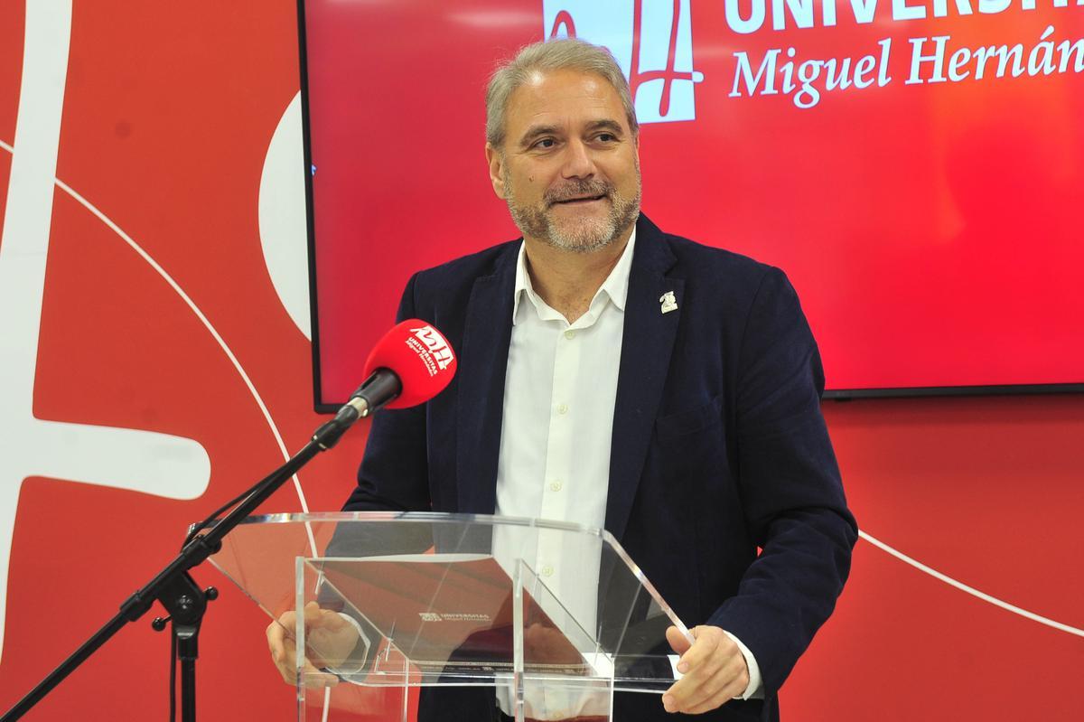 El rector de la UMH, Juanjo Ruiz, la semana pasada en un acto con periodistas