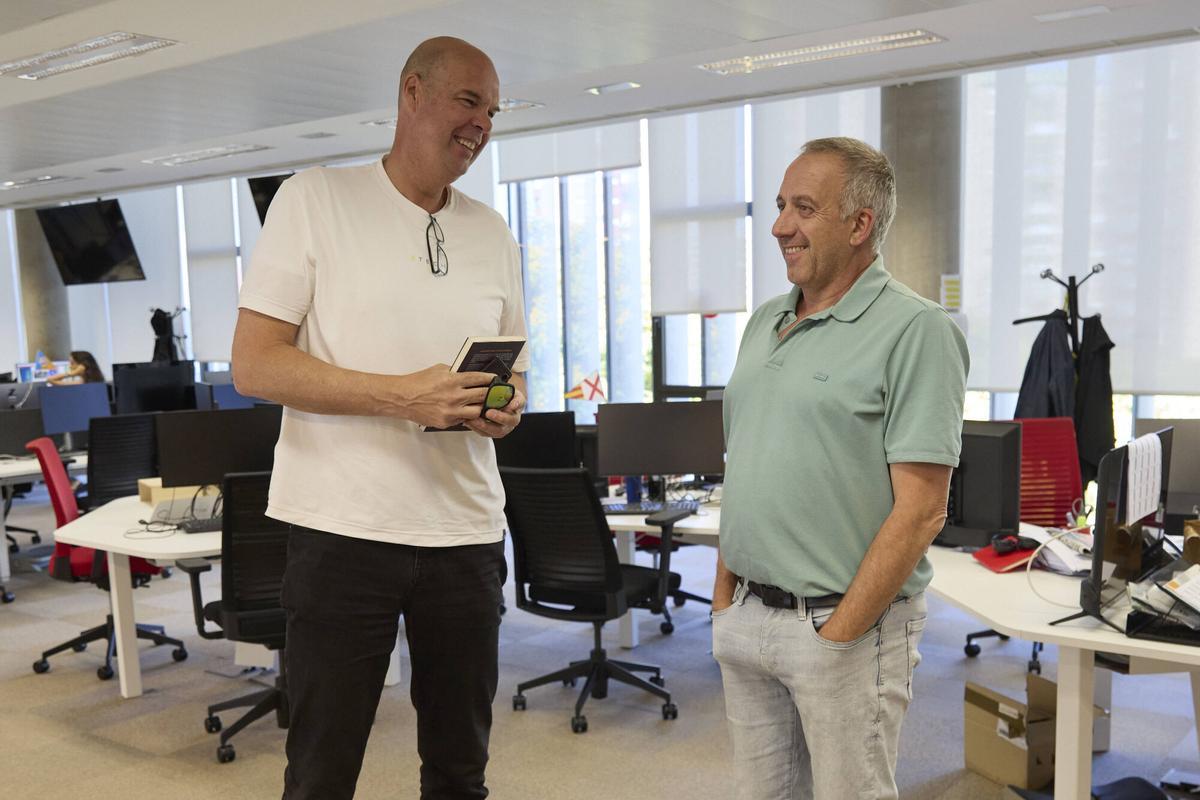 Ferran Martínez charla con el director adjunto de SPORT, Albert Masnou